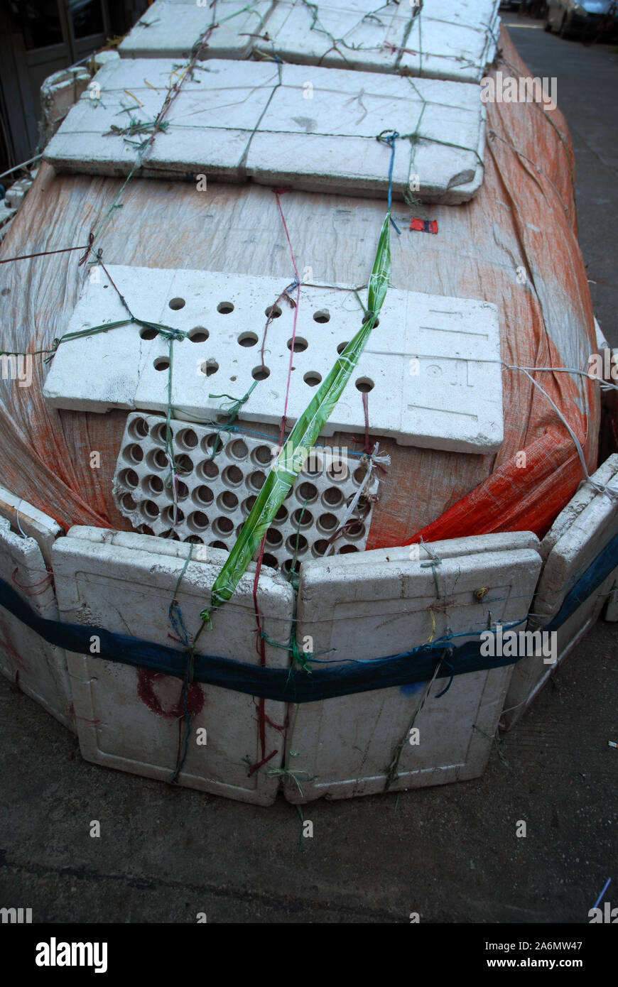 Auto geschützt von Elementen mit Bausteinen aus Styropor, Yangon, Myanmar, Asien. Stockfoto