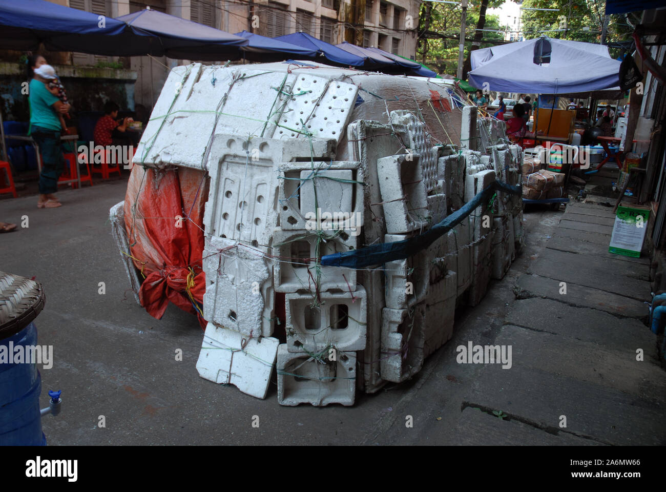 Auto geschützt von Elementen mit Bausteinen aus Styropor, Yangon, Myanmar, Asien. Stockfoto