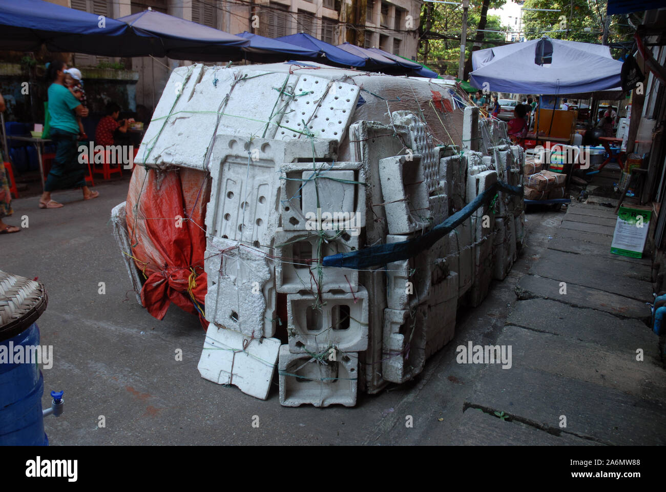 Auto geschützt von Elementen mit Bausteinen aus Styropor, Yangon, Myanmar, Asien. Stockfoto