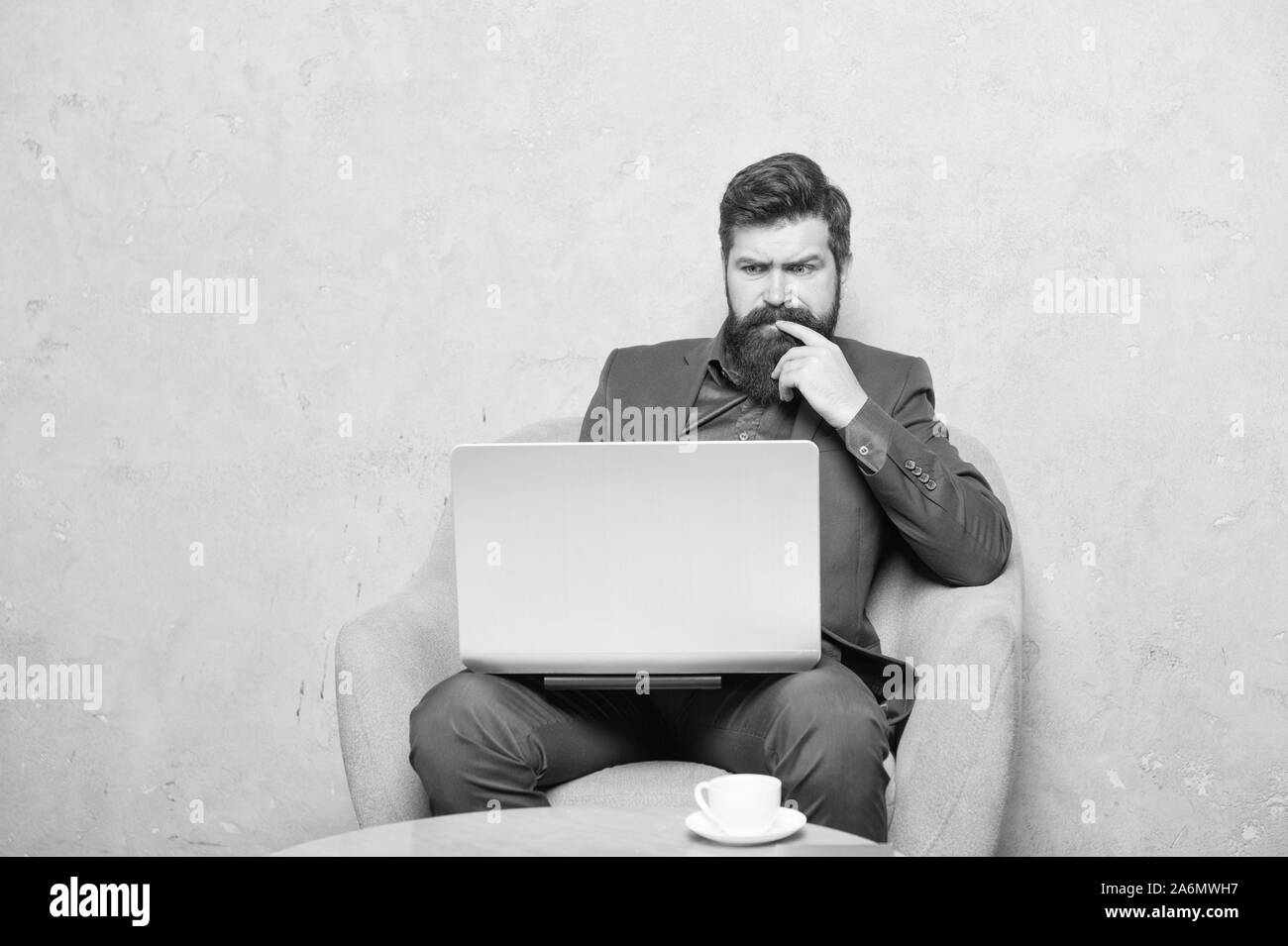 Projekt Manager. Geschäftliche Korrespondenz. Moderne Geschäftsmann. Geschäftsmann Laptop. Mann trinken Kaffee im Büro. Reaktion auf geschäftliche E-Mails. Digitales Marketing. Im Internet surfen. Online kaufen. Stockfoto