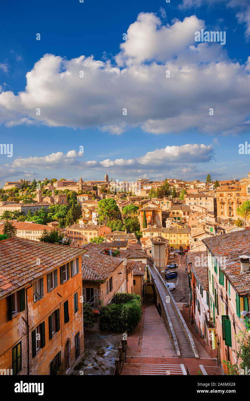 Blick von der schönen Perugia mittelalterlichen Altstadt bei Sonnenuntergang mit mittelalterlichen Aquädukt Stockfoto