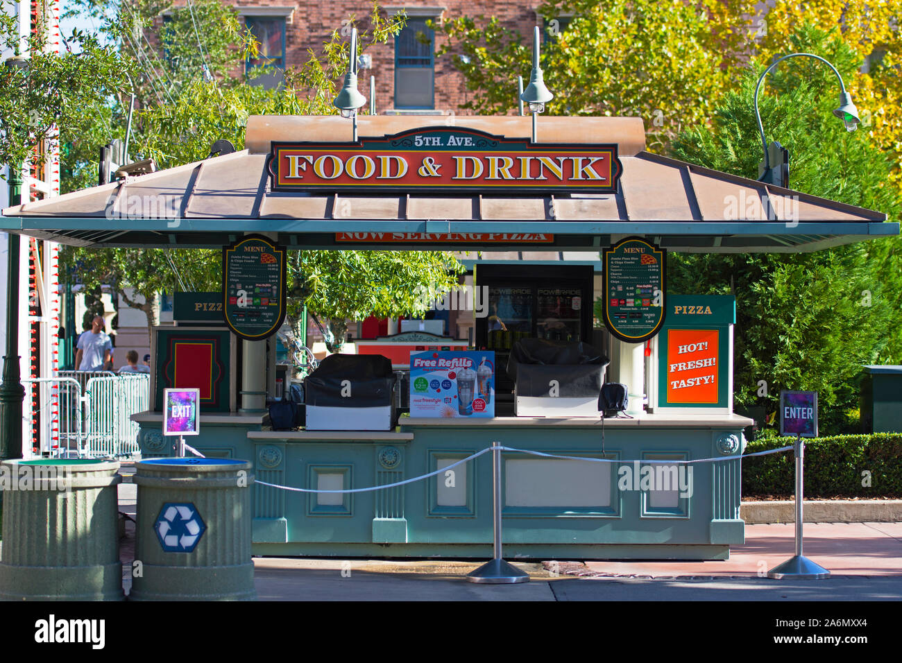 5Th Ave Essen und Trinken, Essen und Trinken, Getränke stehen den Universal Studios Resort, Orlando, Florida, USA Stockfoto