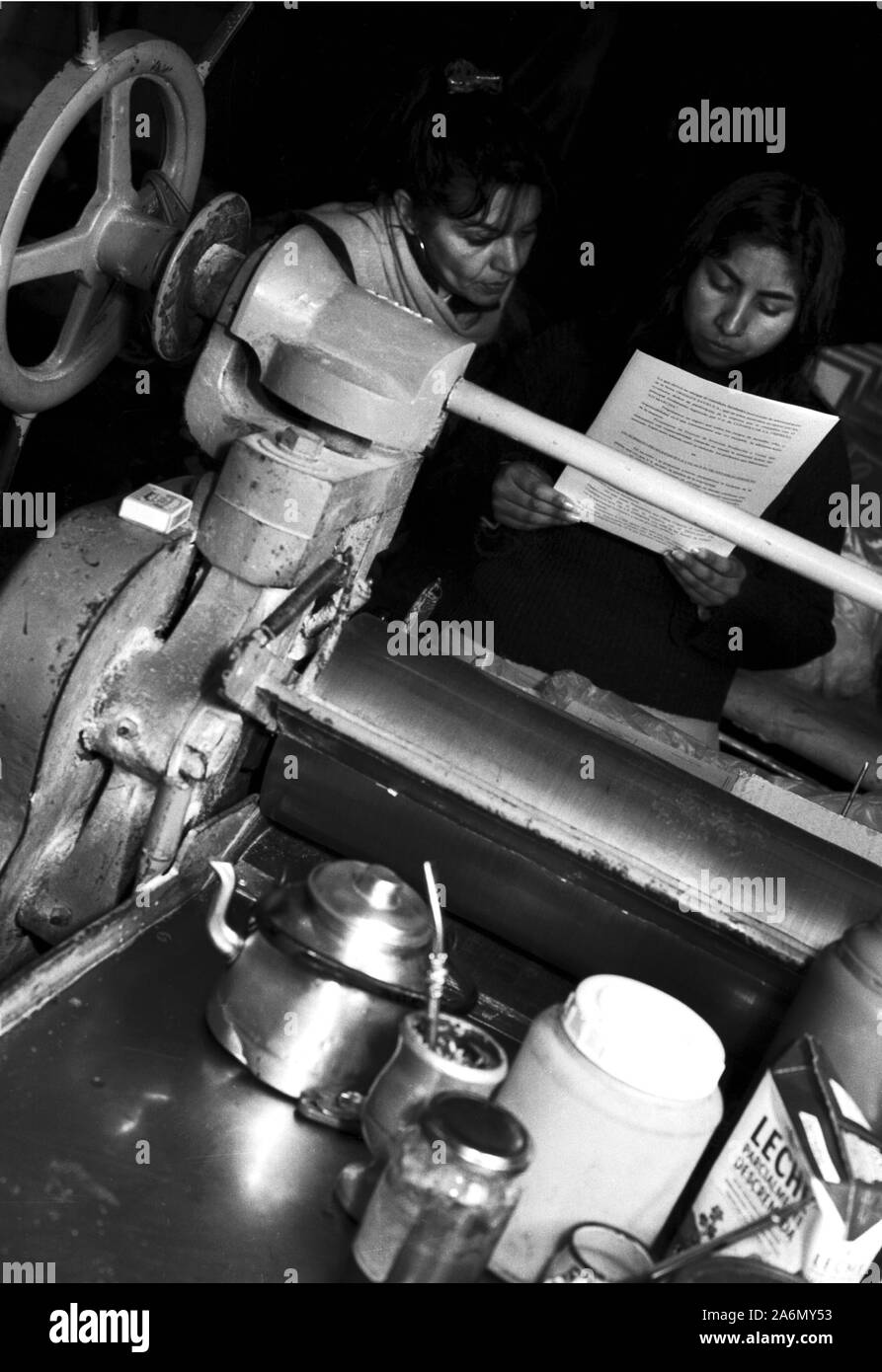 Während die Beschlagnahme, die zwei weibliche Arbeitnehmer lesen Sie ein Schema der Arbeit durch die Richterin des Konflikts vorgeschlagen. Cooperativa La Nueva Esperanza, Buenos Aires, Argentinien. Juli 2002. Stockfoto