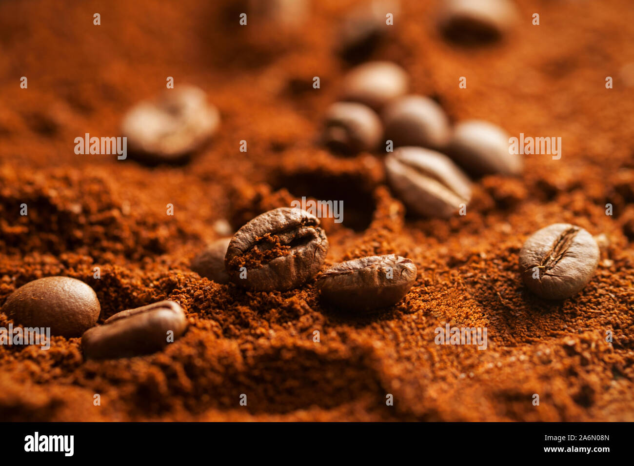 Geröstete Kaffeebohnen und gemahlener Kaffee. Makroaufnahmen mit selektiven Fokus. In horizontaler Ausrichtung Hintergrund. Stockfoto