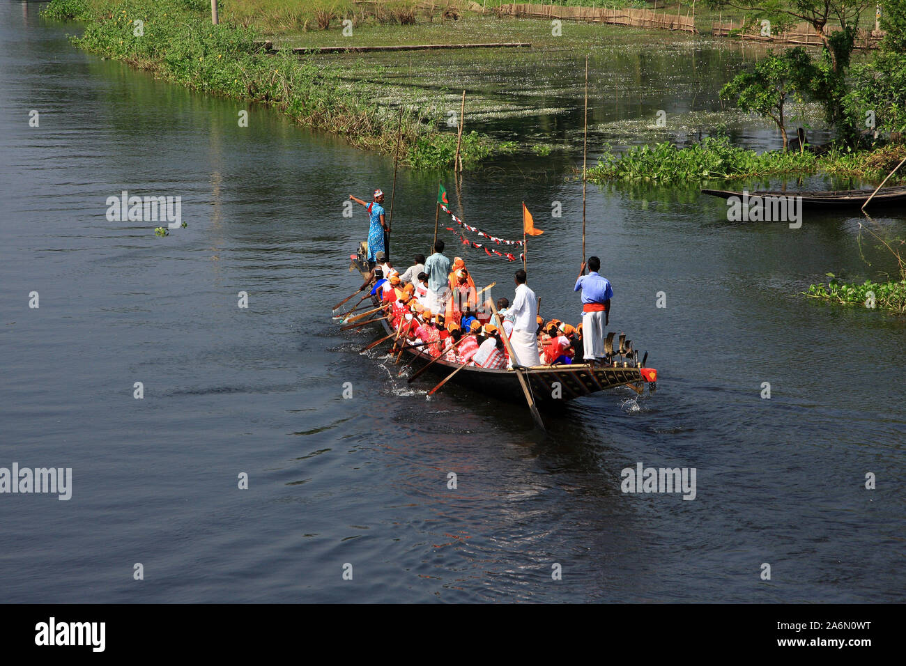 Frauen in bunten Kleidern Rudern ein Boot während des mehr als 200 Jahre alten traditionellen Boot Rennen, als ein Teil der post Laxmi Puja Festival statt, in Kaliganj, Gopalganj, Bangladesch. 15. Oktober 2008. Fast hundert tausend Menschen versammeln sich die drei Tag lang Ônouka baichÕ (lokal) und das größte Dorf Messe von Gopalganj zu genießen. Stockfoto