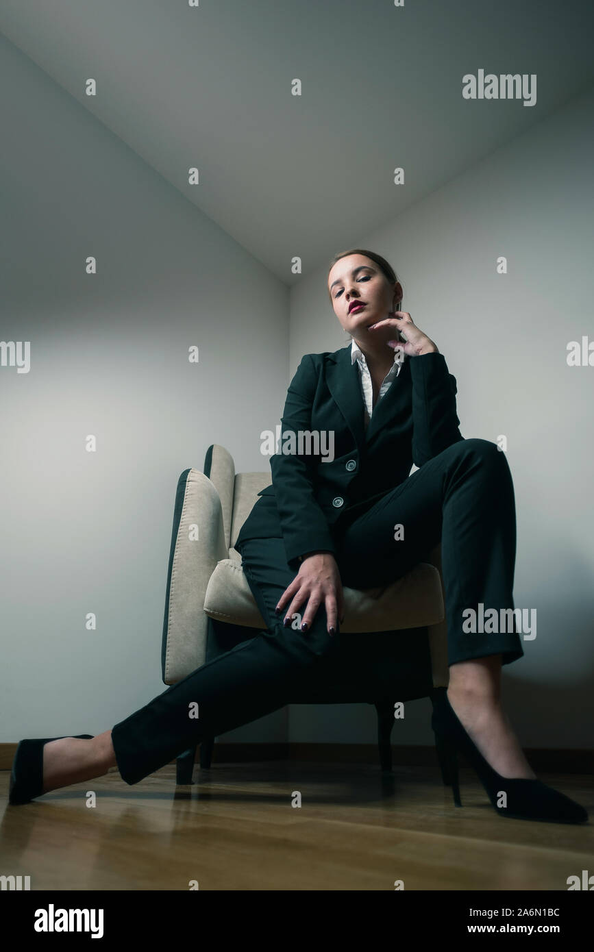 Young Business Frau sitzt auf einem Sofa Stockfoto