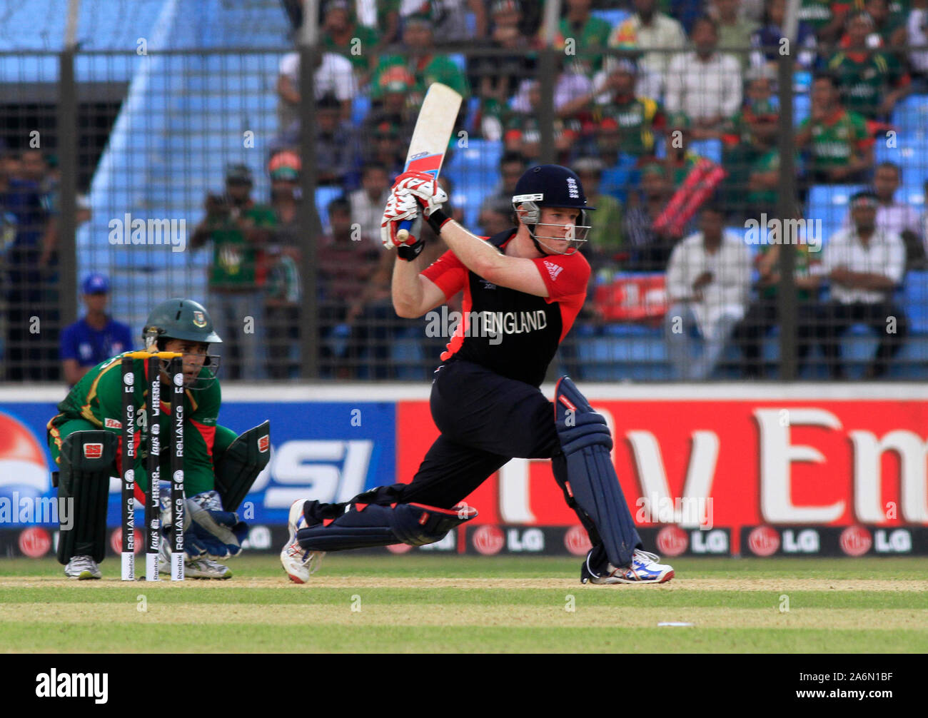 Englisch batsman Eoin Morgan Fledermäuse, in der England und Bangladesch Match des ICC Cricket World Cup 2011 in Zahur Ahmed Chowdhury Stadium, Chittagong, Bangladesch. März 11, 2011. Stockfoto