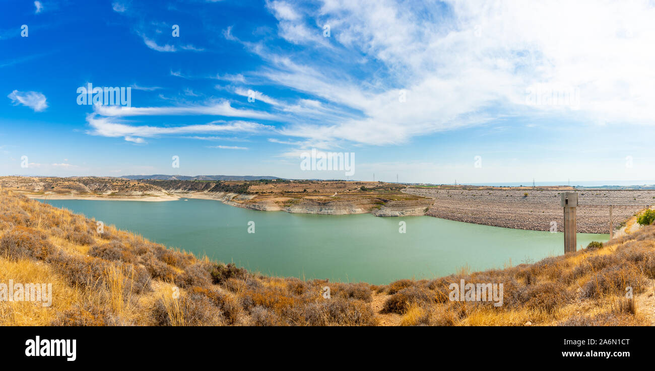 Asprokremmos Stausee Süßwassersee Panorama mit blauem Himmel, Paphos district, Cypros Stockfoto