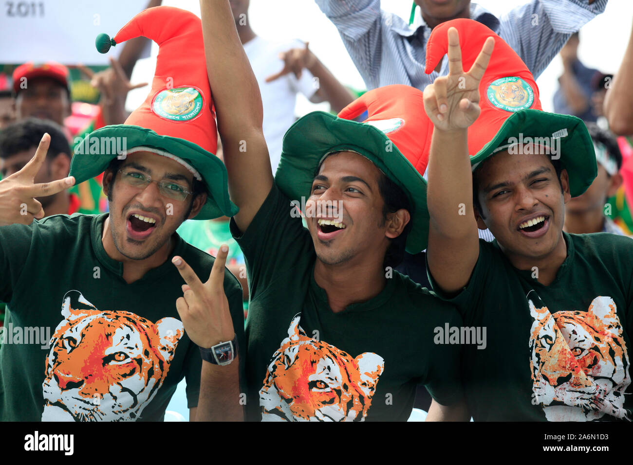 Drei Bangladeshi Fans jubeln für Ihr Team, am England gegenüber Bangladesch Match des ICC Cricket World Cup 2011 in Zahur Ahmed Chowdhury Stadium, Chittagong, Bangladesch. März 11, 2011. Stockfoto