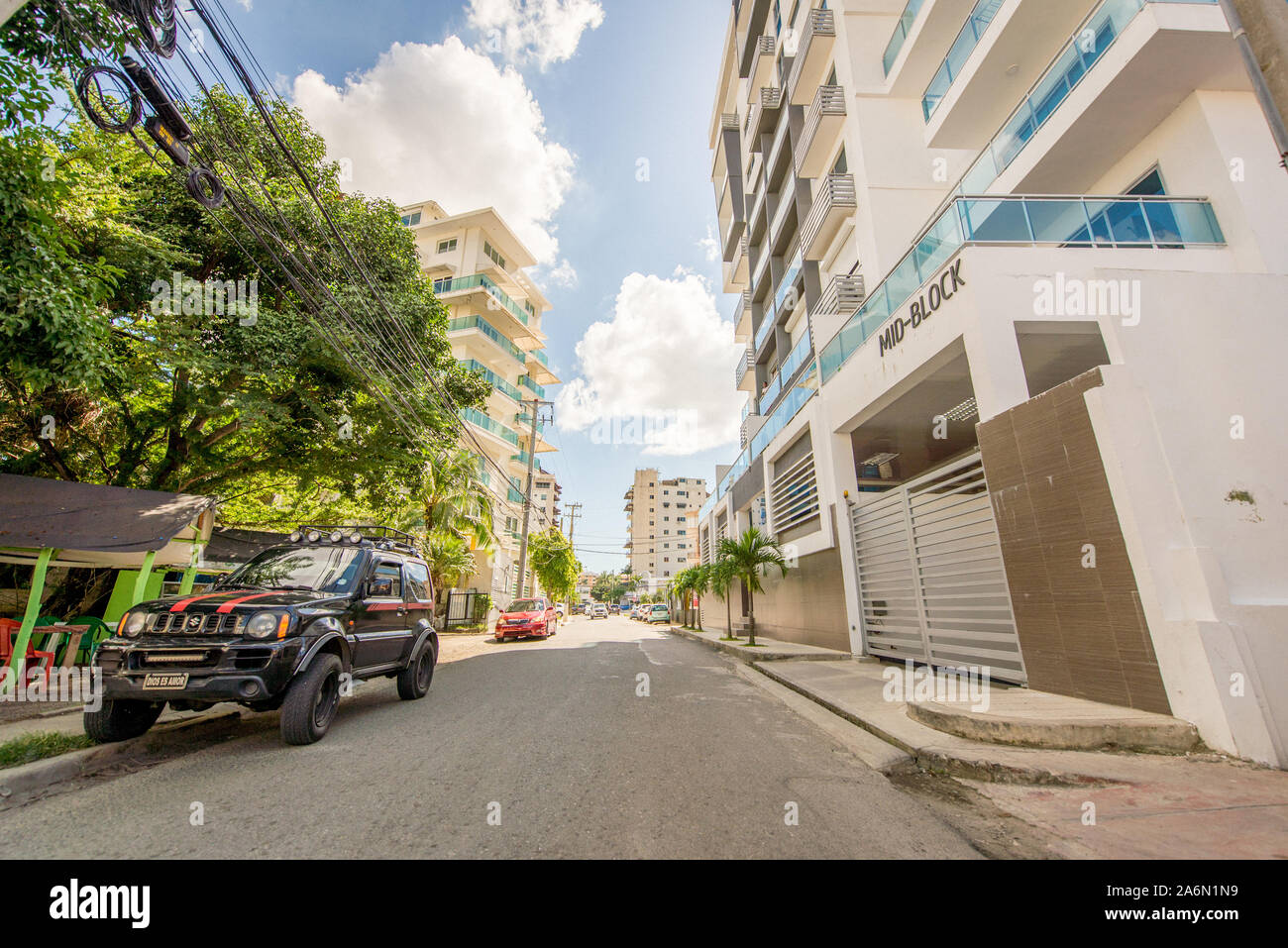 Santo Domingo, Dominikanische Republik, 11. April 2014: Hauptstraße der Stadt zwischen mehreren Gebäuden. Stockfoto