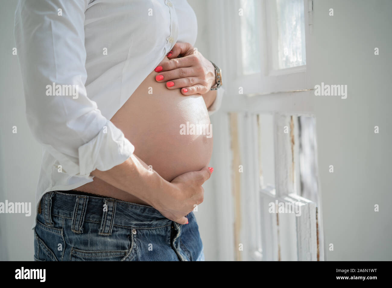 Bauch einer schwangeren Frau in der Nähe auf. Stockfoto