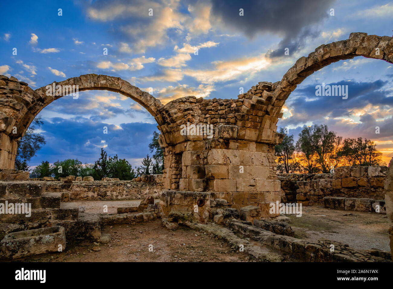 Die Byzantinischen Saranta Kolones, vierzig Säulen, Bögen in einem Sonnenuntergang Zeit ruiniert, Kato Paphos, Zypern Stockfoto