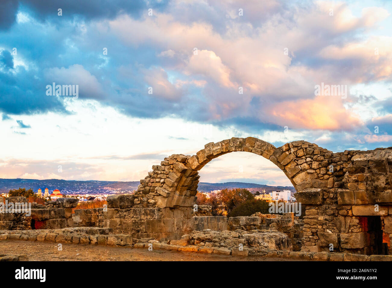 Die Byzantinischen Saranta Kolones, vierzig Säulen, Bögen in einem Sonnenuntergang Zeit ruiniert, Kato Paphos, Zypern Stockfoto