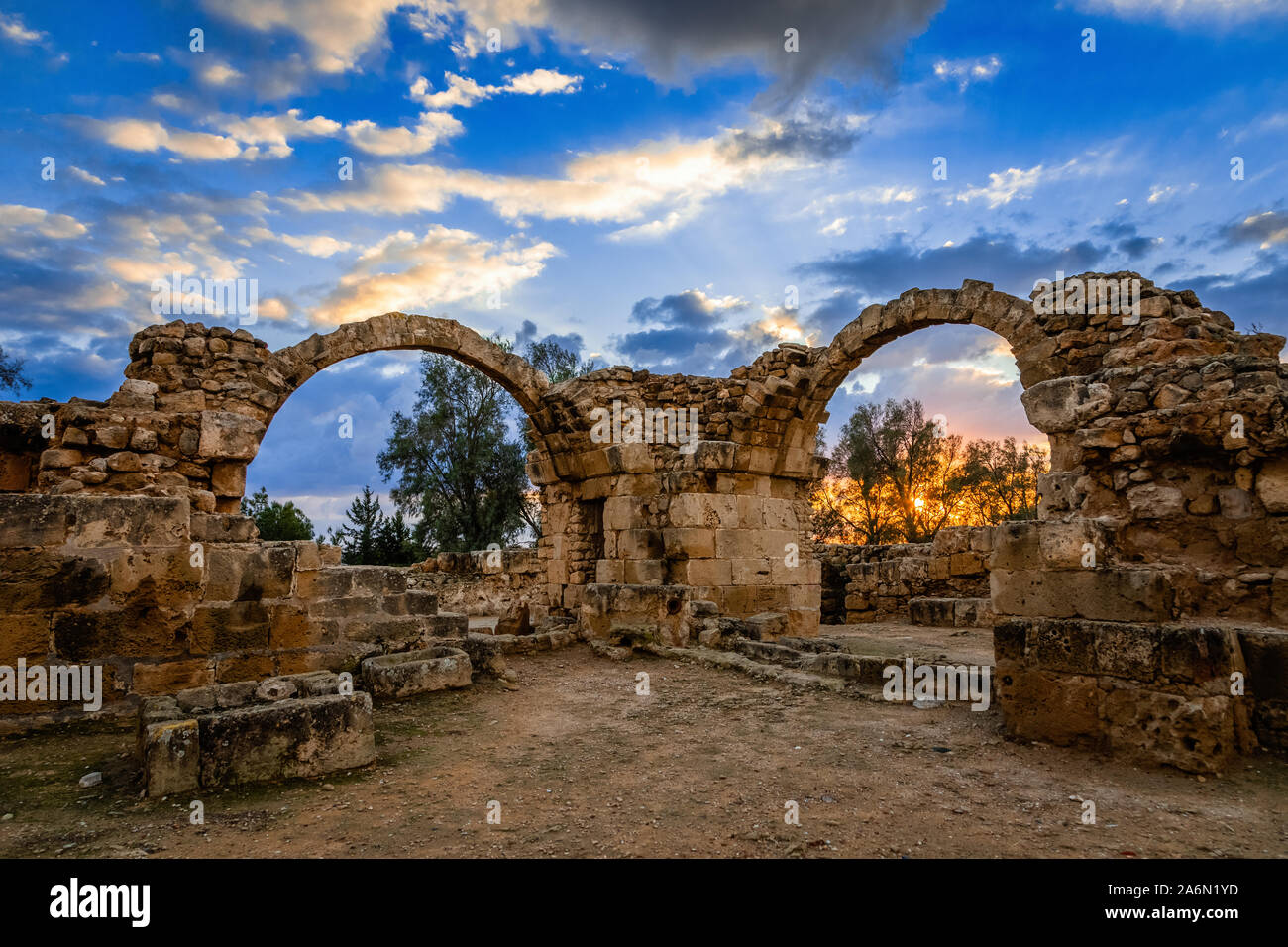Die Byzantinischen Saranta Kolones, vierzig Säulen, Bögen in einem Sonnenuntergang Zeit ruiniert, Kato Paphos, Cuprus Stockfoto