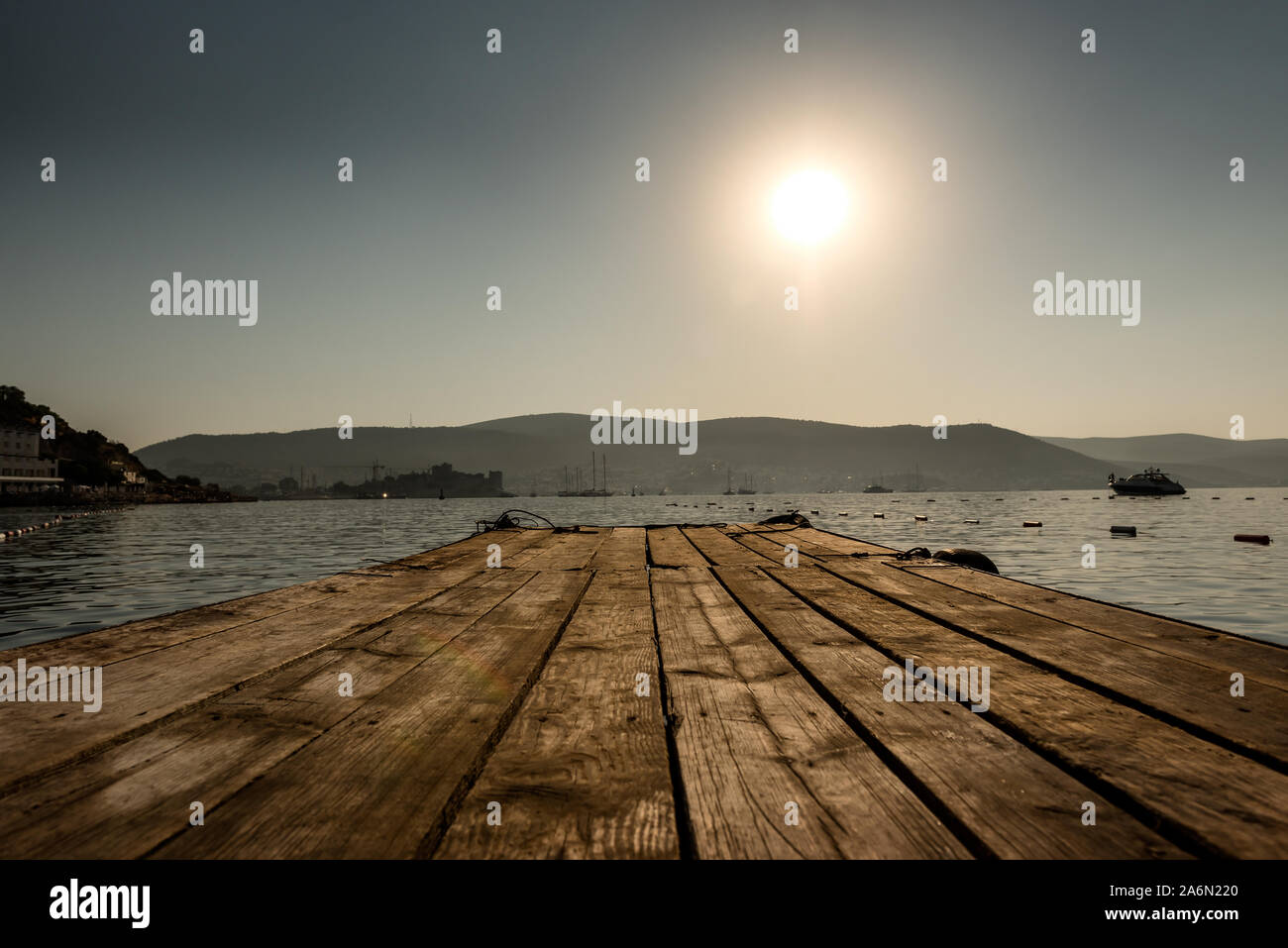 Panoramablick Sonnenaufgang Blick auf die Burg von Bodrum und Marina Bay auf Türkische Riviera von alten hölzernen Docks. Bodrum ist eine Stadt und ein Hafen City in Mugla Provinc Stockfoto