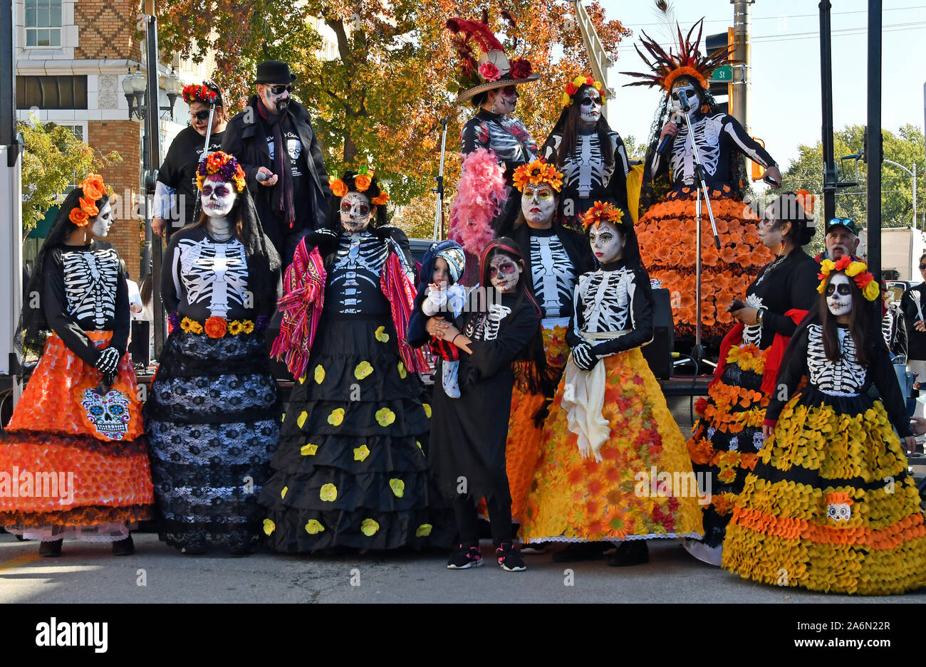 Emporia, Kansas, USA, Oktober 26, 2019 Tag der Toten (Dia de los Muertos) Feier in Emporia heute statt. Frauen stellt in verschiedenen Stilen von La Calavera Catrina Outfits vor heute tanzen an der Feier Stockfoto