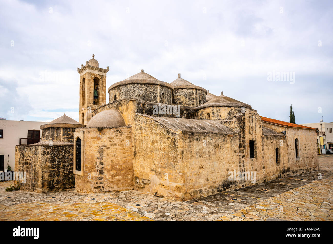 Agia Paraskevi alte Stein mit Kuppeln und Glockenturm byzantinische Kirche in Geroskipou Dorf, Zypern Stockfoto