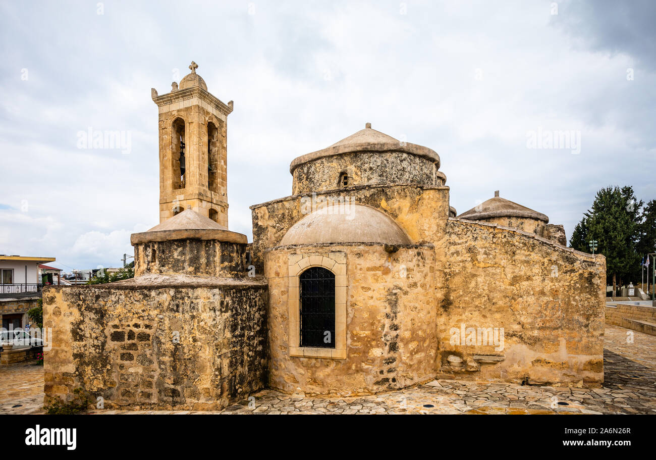 Agia Paraskevi alte Stein mit Kuppeln und Glockenturm byzantinische Kirche in Geroskipou Dorf, Zypern Stockfoto