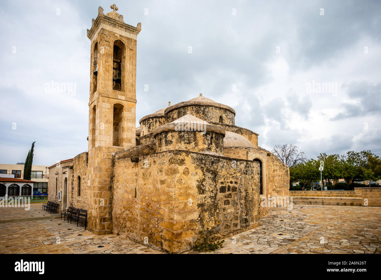 Agia Paraskevi alte Stein mit Kuppeln und Glockenturm byzantinische Kirche in Geroskipou Dorf, Zypern Stockfoto