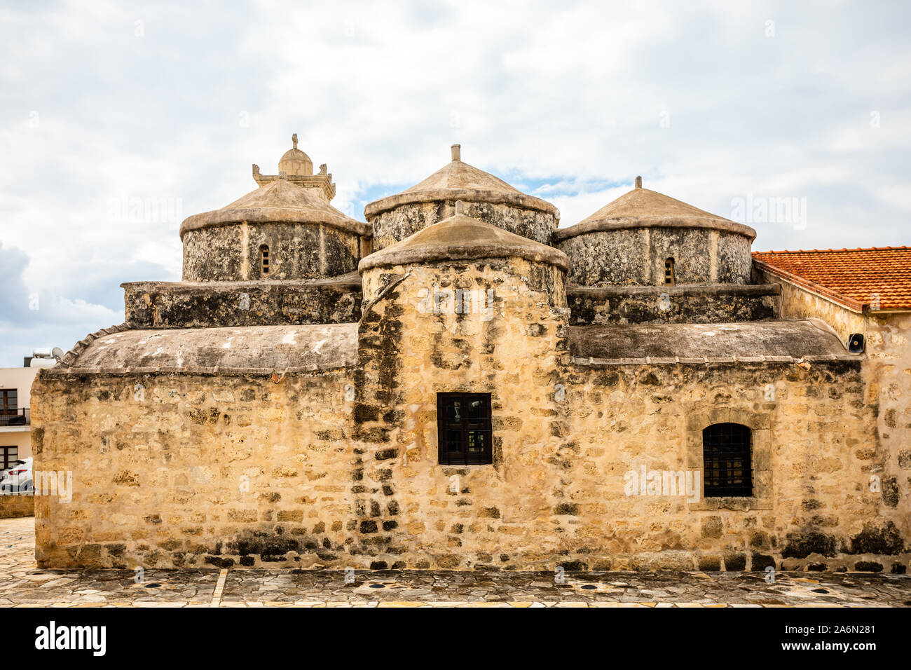 Agia Paraskevi alte Stein mit Kuppeln und Glockenturm byzantinische Kirche in Geroskipou Dorf, Zypern Stockfoto