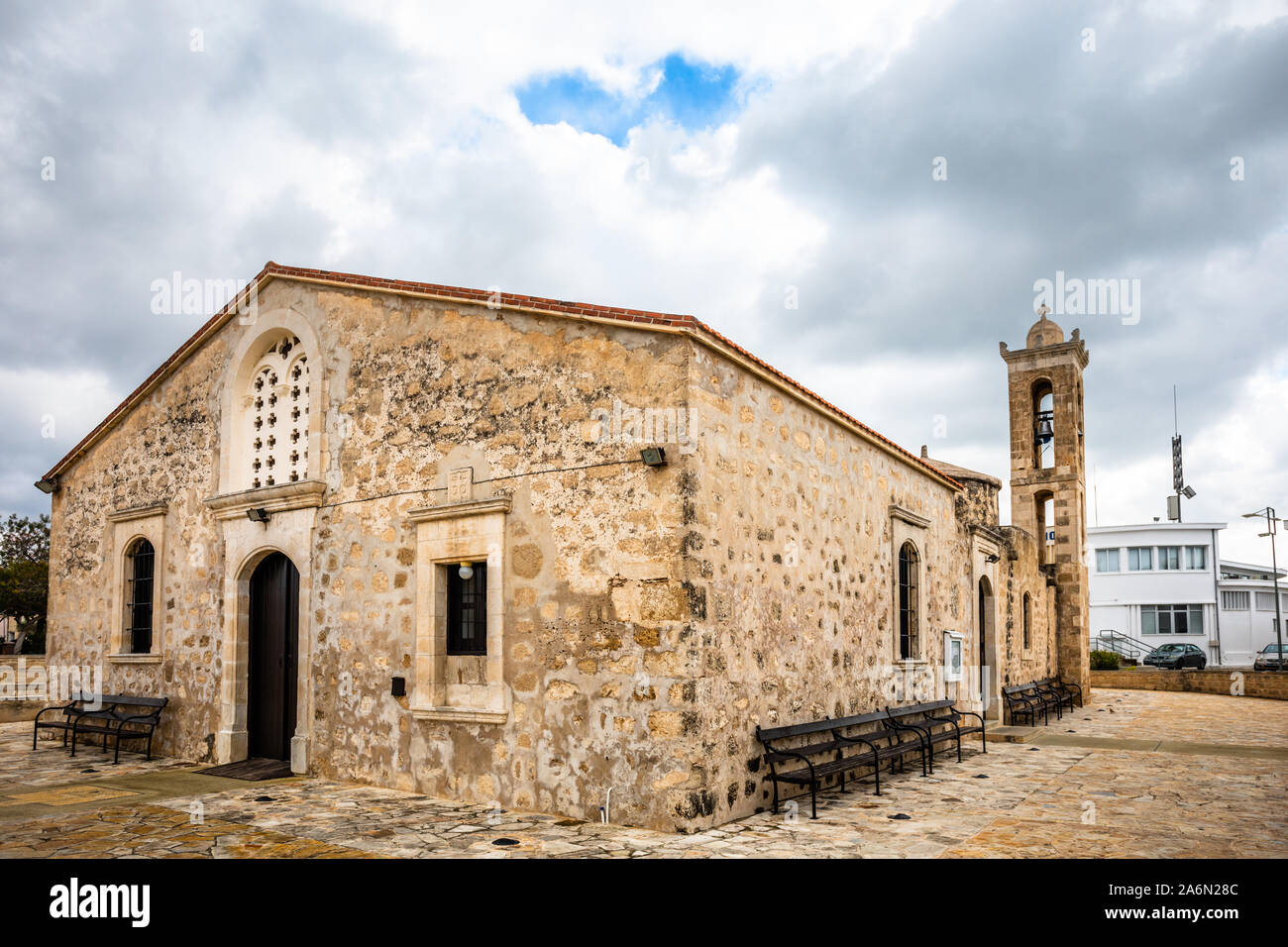 Agia Paraskevi alte Stein mit Kuppeln und Glockenturm byzantinische Kirche in Geroskipou Dorf, Zypern Stockfoto