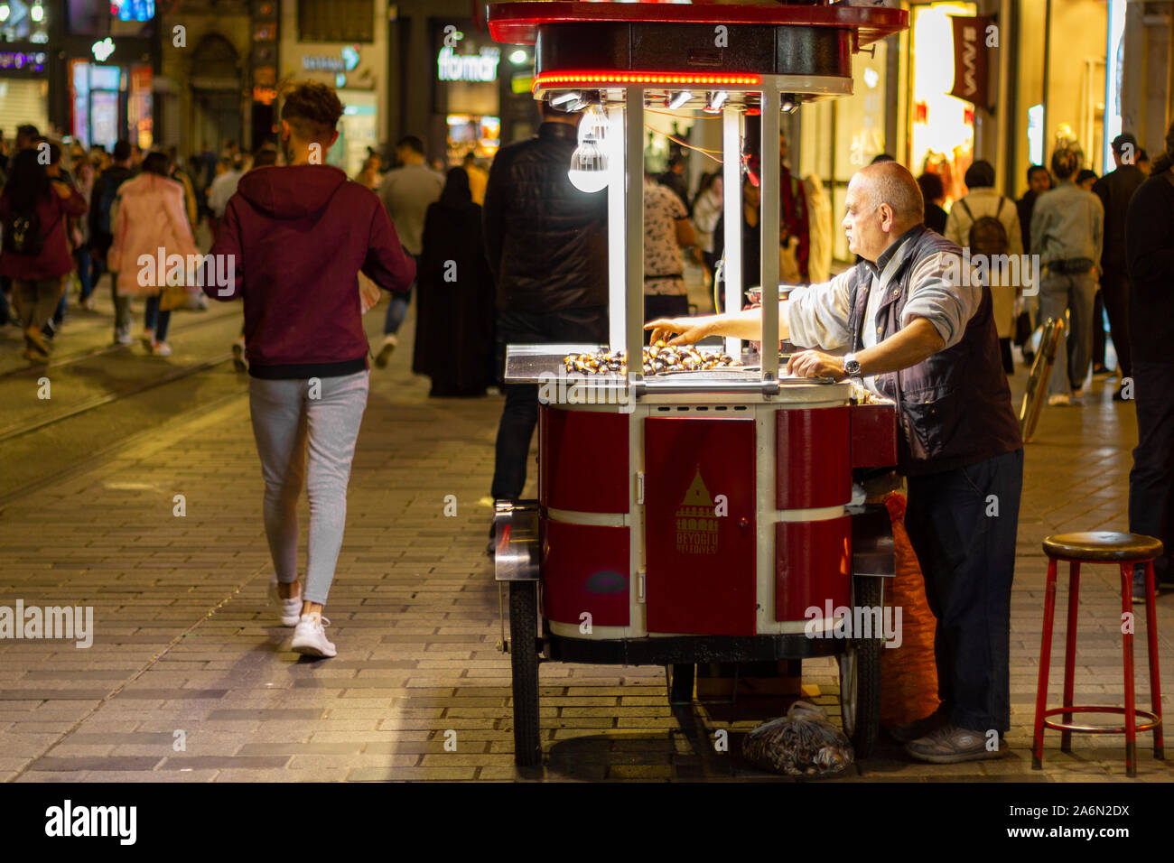 Beyoglu, Taksim, Istanbul/Türkei - 09 Oktober 2019: Kastanie Verkäufer in Beyoglu Istiklal Straße bei Nacht Stockfoto