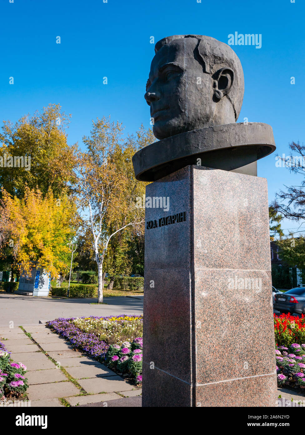 Statue des russischen Kosmonauten Juri Gagarin im City Park mit Herbst Bäume, Irkutsk, Sibirien, Russland Stockfoto