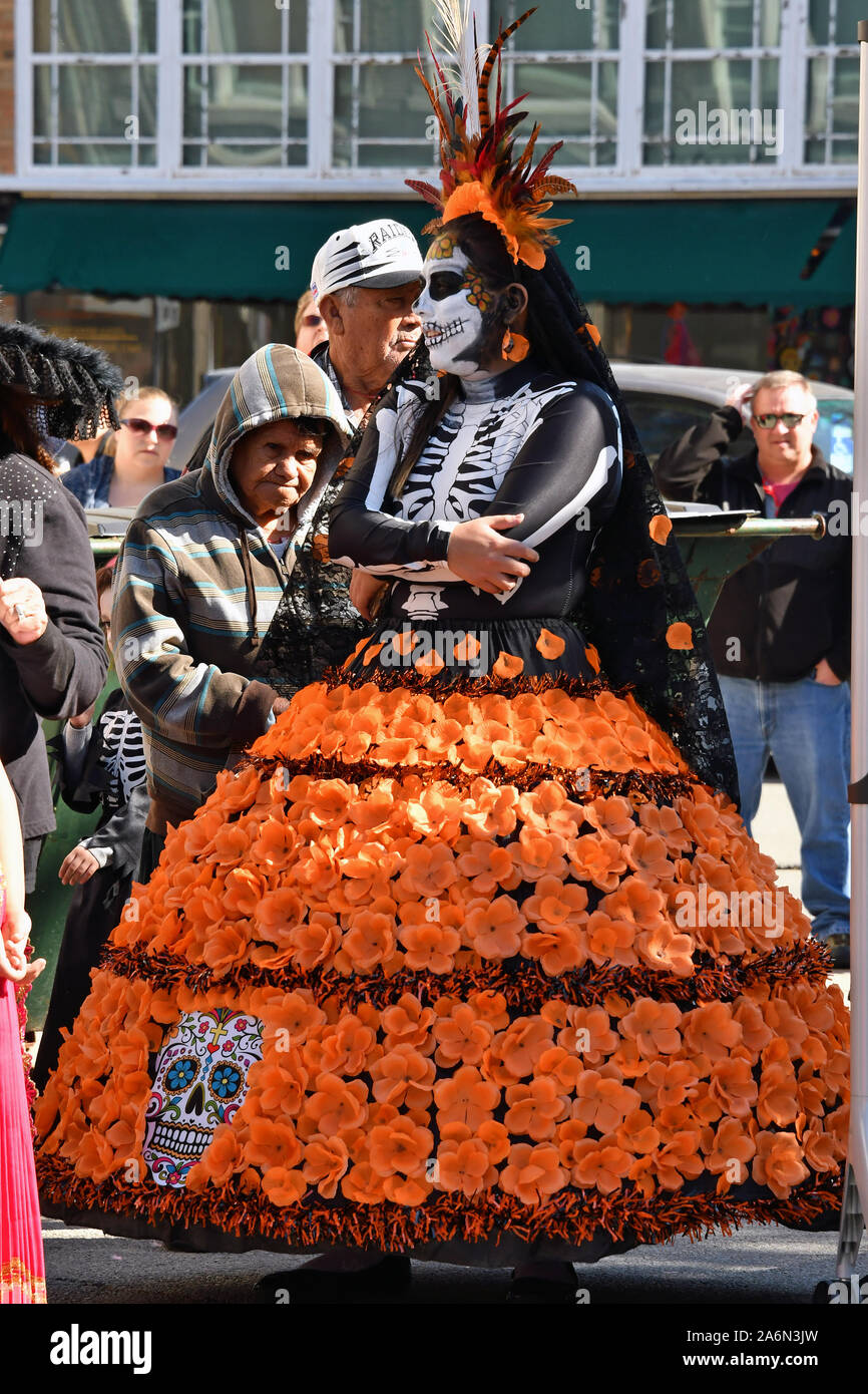 Emporia, Kansas, USA, Oktober 26, 2019 Tag der Toten (Dia de los Muertos) Feier in Emporia heute statt. Frau gekleidet im Stil eines La Calavera Catrina Outfit heute vor dem Tanzen an der Feier Stockfoto