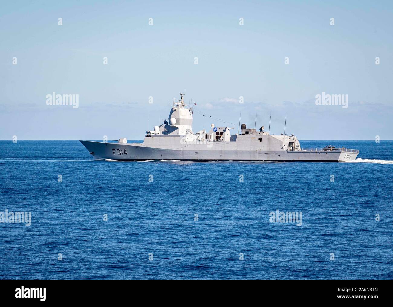 191024-N-UB 406-0132 ATLANTIK (Okt. 2010) 24, 2019) der norwegischen Marine Fridjof Nansen-Klasse Fregatte HNoMS Thor Heyerdahl (F-314) die Durchfuhr den Atlantik als von der US-Navy gesehen geführte Anti-raketen-Zerstörer USS Gridley (DDG101). Gridley ist unterwegs auf einem geplanten Einsatz als Flaggschiff der Standing NATO Maritime Group eine maritime Operationen durchzuführen und einen kontinuierlichen maritime Fähigkeit zur NATO im nördlichen Atlantik. (U.S. Marine Foto von Mass Communication Specialist 2. Klasse Cameron Stoner) Stockfoto