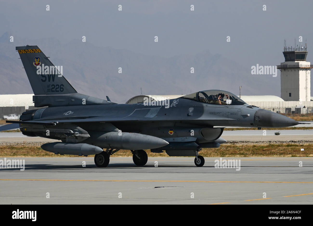 Ein US Air Force F-16 Fighting Falcon von der 79th Fighter Squadron bei Shaw Air Force Base, S.C., kommt am Flughafen Bagram, Afghanistan, Okt. 26, 2019. Während die 455th Air Expeditionary Wing in Bagram, der F-16 s helfen wird entscheidende Airpower durch das US Central Command Verantwortungsbereich zugeordnet. Die airpower die Flügel bietet stellt sicher, dass die NATO-Streitkräfte auf ihre Mission zu trainieren, beraten und unterstützen konzentrieren können. (U.S. Air Force Foto: Staff Sgt. Matthäus Lotz) Stockfoto