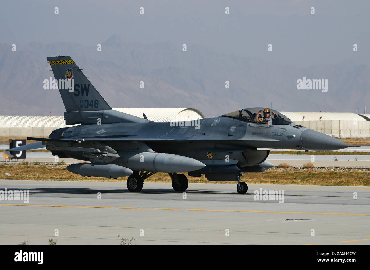 Ein US Air Force F-16 Fighting Falcon von der 79th Fighter Squadron bei Shaw Air Force Base, S.C., kommt am Flughafen Bagram, Afghanistan, Okt. 26, 2019. Während die 455th Air Expeditionary Wing in Bagram, der F-16 s helfen wird entscheidende Airpower durch das US Central Command Verantwortungsbereich zugeordnet. Die airpower die Flügel bietet stellt sicher, dass die NATO-Streitkräfte auf ihre Mission zu trainieren, beraten und unterstützen konzentrieren können. (U.S. Air Force Foto: Staff Sgt. Matthäus Lotz) Stockfoto