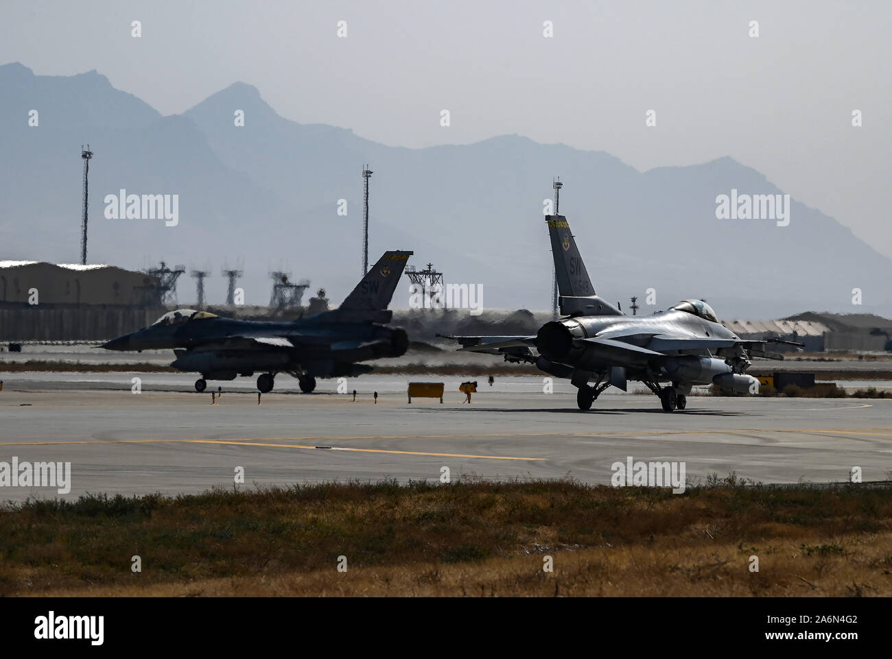 Us Air Force F-16 Fighting Falcons aus der 79th Fighter Squadron bei Shaw Air Force Base, S.C., Ankunft am Flughafen Bagram, Afghanistan, Okt. 26, 2019. Während die 455th Air Expeditionary Wing in Bagram, der F-16 s helfen wird entscheidende Airpower durch das US Central Command Verantwortungsbereich zugeordnet. Die airpower die Flügel bietet stellt sicher, dass die NATO-Streitkräfte auf ihre Mission zu trainieren, beraten und unterstützen konzentrieren können. (U.S. Air Force Foto: Staff Sgt. Matthäus Lotz) Stockfoto