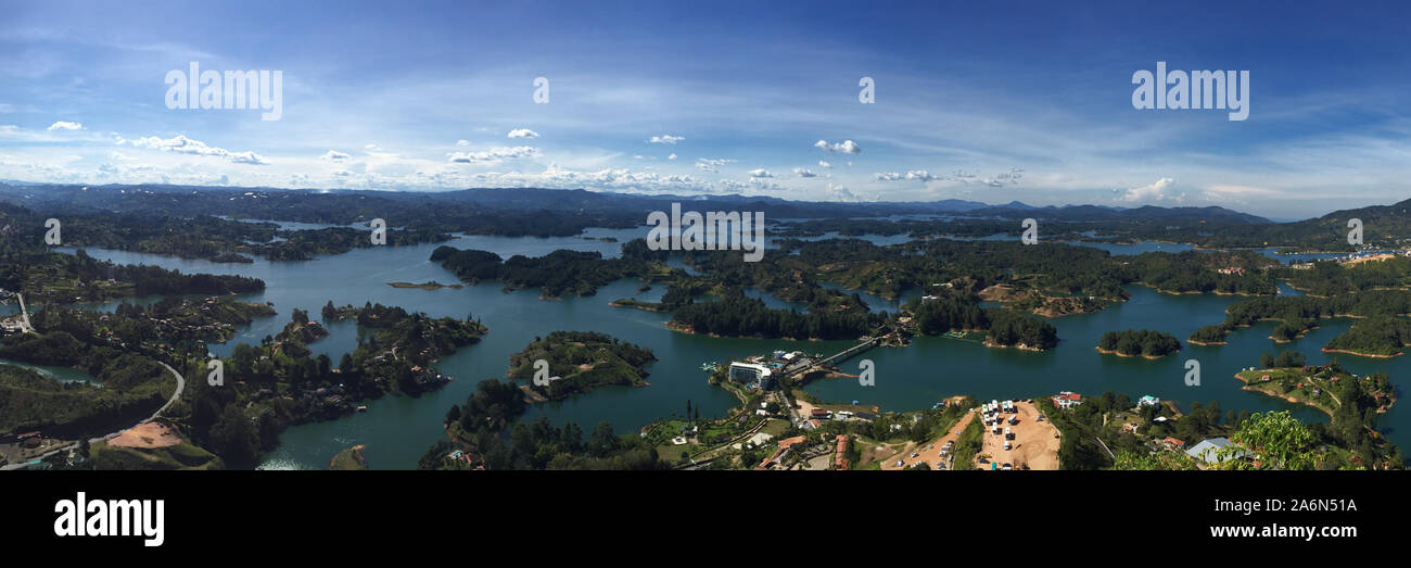 Panoramablick auf den Stein, die Guatapé Peñol und die Hänge der kleinen Hügeln umgeben ist, die wie Inseln aussehen. Stockfoto