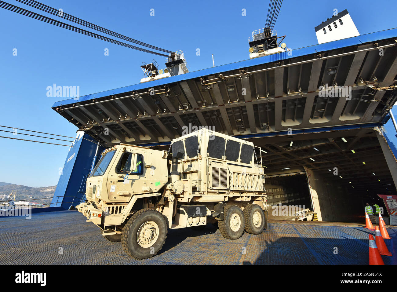 Ein Fahrzeug der US-Armee wird von der Cargo Schiff entladen, ARC Ausdauer, in Volos, Griechenland 26.Oktober, 2019 während der Bereitstellung des 3.CAB (Import) zur Unterstützung der Atlantischen lösen. Der Aviation Brigade wurde von mehreren Einheiten Met 21 Theater Sustainment Command, Annahme, 839Th Transportation Brigade Transport Bataillon und Host-nation Partner, die Port Operations koordiniert 3 erfolgreiche CAB Anreise und Vorbereitung für den Weitertransport in das europäische Theater zu gewährleisten. 3CAB spielt eine kritische Rolle in der Atlantischen lösen, indem die Ausbildung eng mit europäischen Partnern und Verbündeten zu d Stockfoto