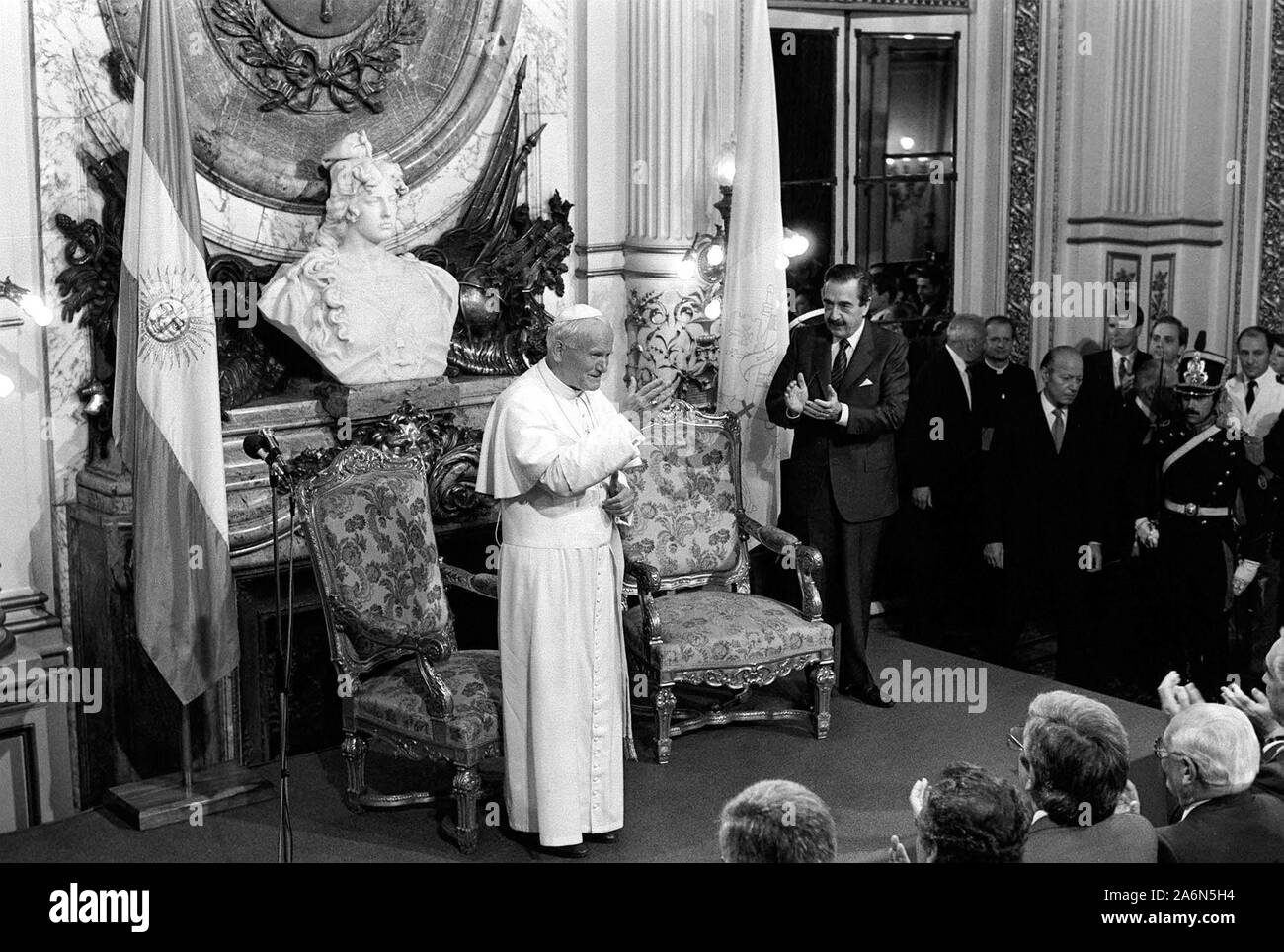 Papst Johannes Pauls II. in der argentinischen Regierung Haus nach erhalten der Präsident Raul Alfonsin (April 1987) Stockfoto