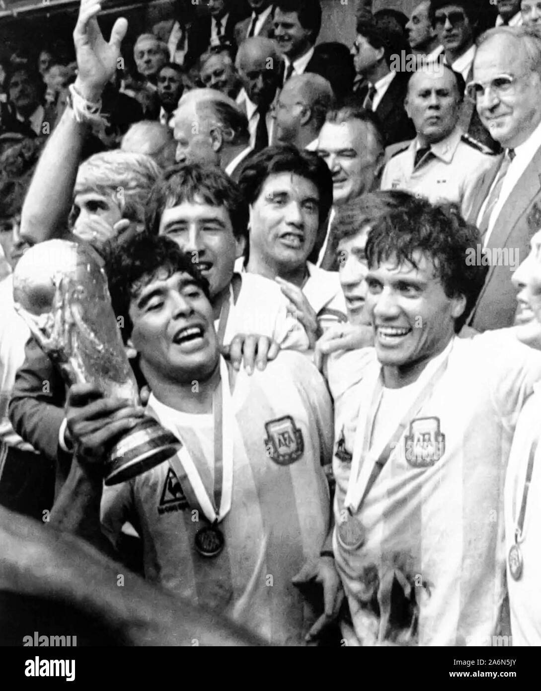 Diego Maradona feiert die WM in Mexiko 1986, mit der Trophäe in der Hand Stockfoto