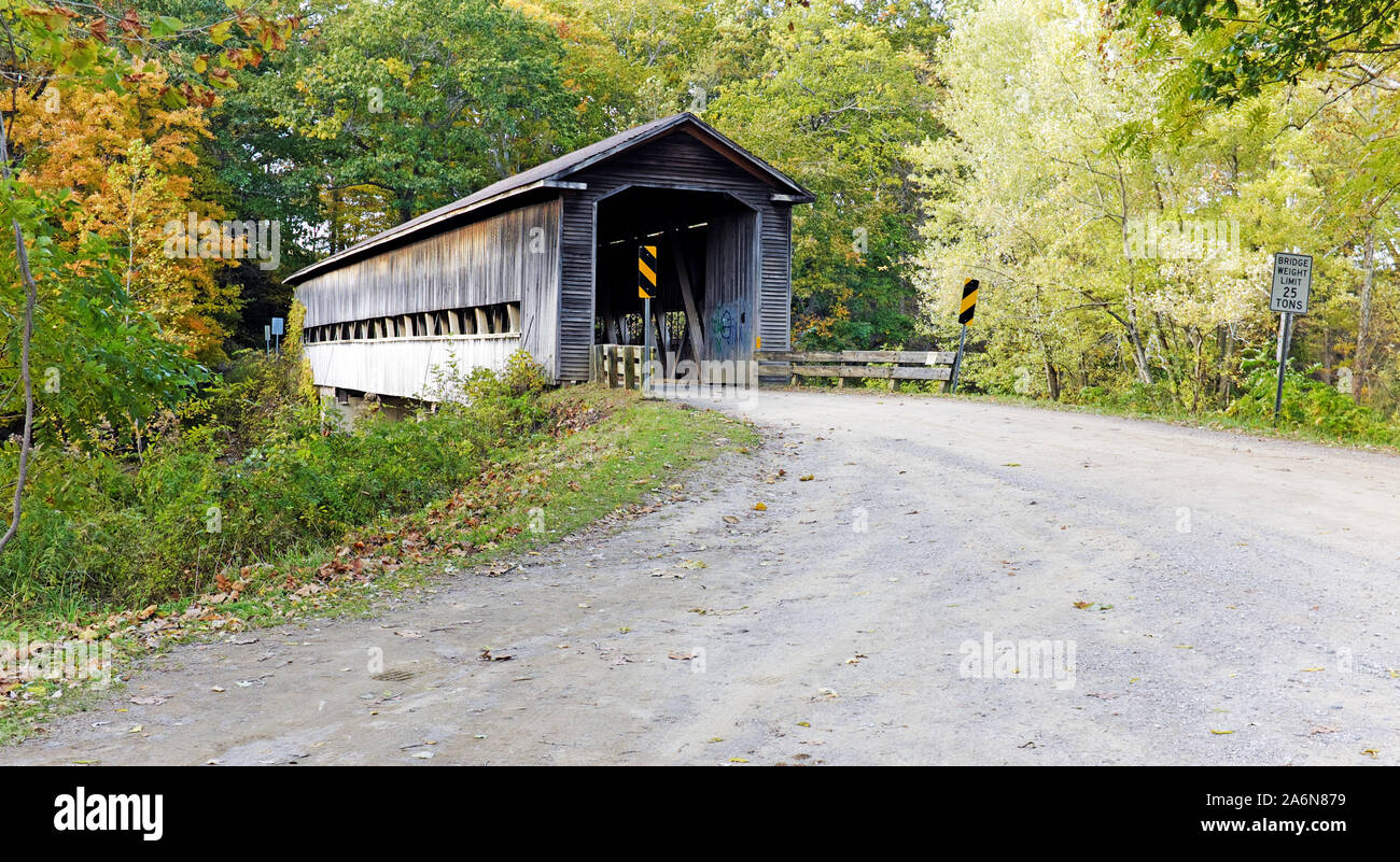Eine von vielen Holzbrücken, die im gesamten Ashtabula County im Nordosten von Ohio gefunden wurden. Stockfoto