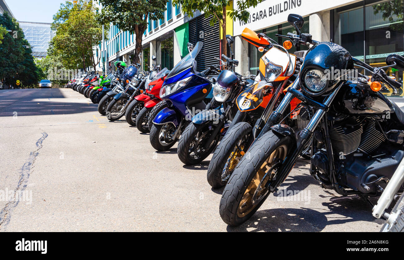 Eine lange Linie der geparkte Motorräder in der Stadt Stockfoto