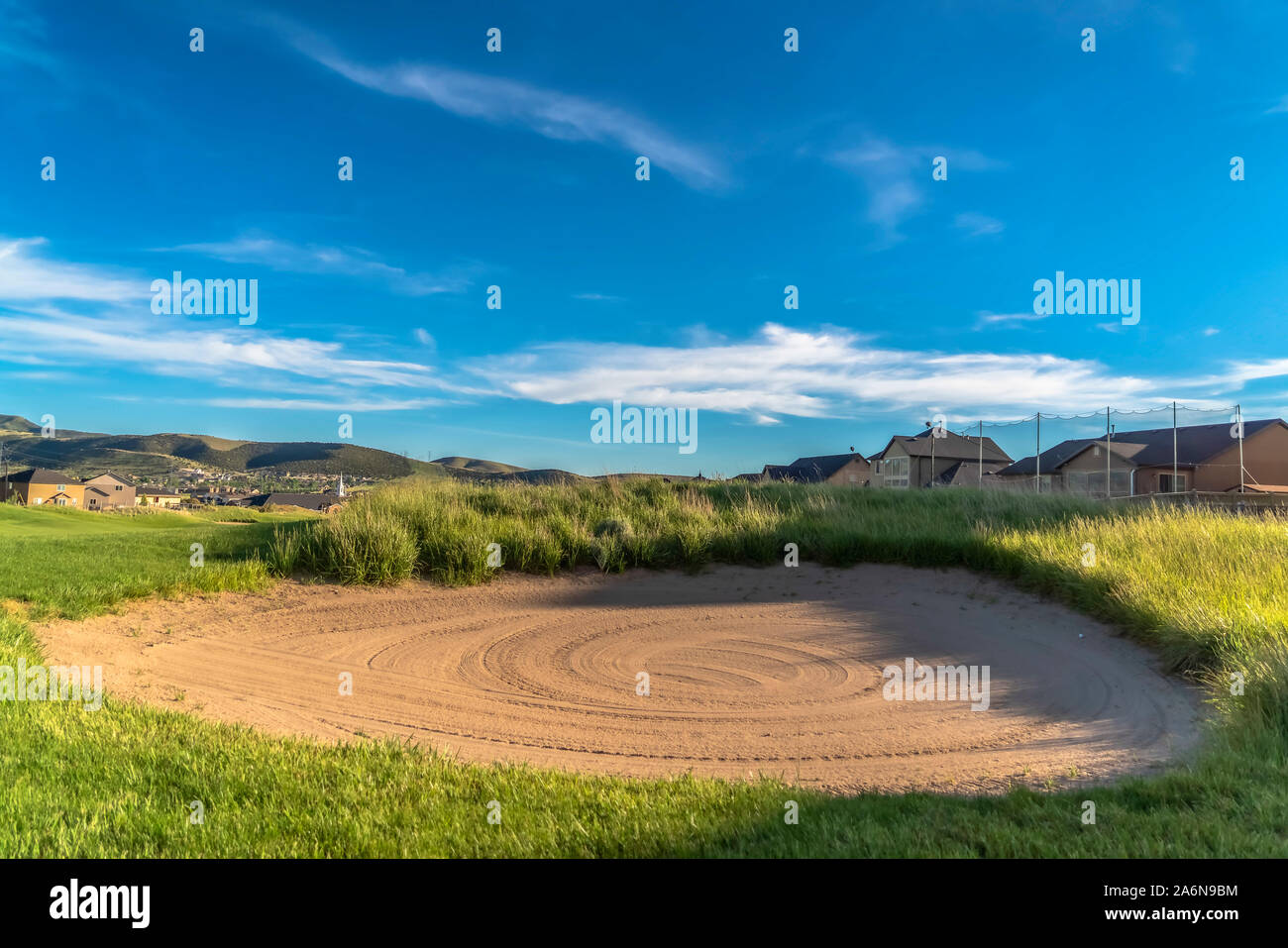 Nahaufnahme von einem Sandfang oder Bunker Gräser an einem Golfplatz umgeben Stockfoto