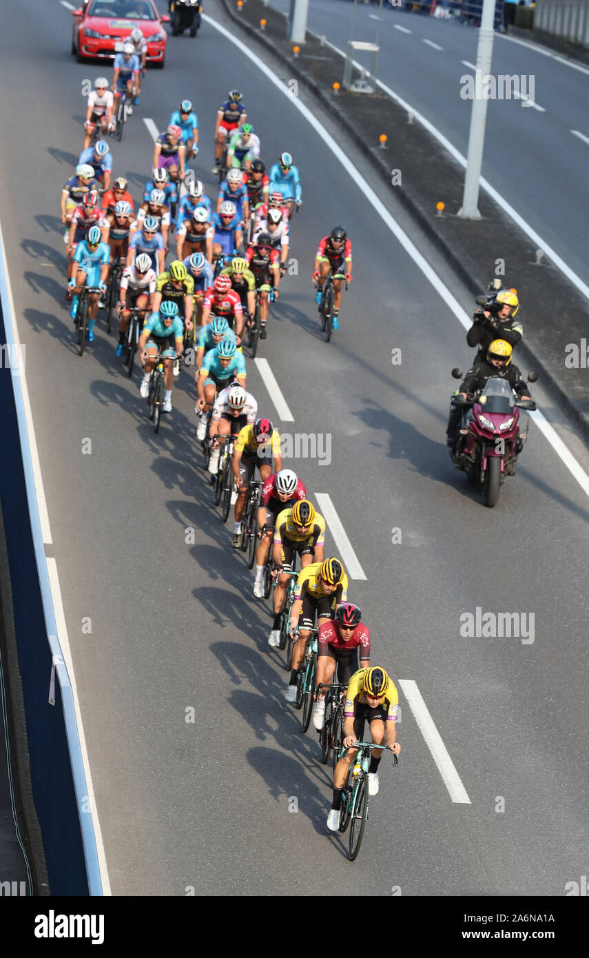 Saitama, Japan. 27 Okt, 2019. Ein Radfahrer bei der Tour de France in Saitama Saitama Criterium, Vorort von Tokio am Sonntag, 27. Oktober 2019. Japanische Radfahrer Yukiya Arashiro von Bahrain Merida gewinnt die 59,5 km Rennen während der Tour de France champion Kolumbianischen Radfahrer Egan Bernal von Team Ineos beendete den zweiten. Credit: Yoshio Tsunoda/LBA/Alamy leben Nachrichten Stockfoto