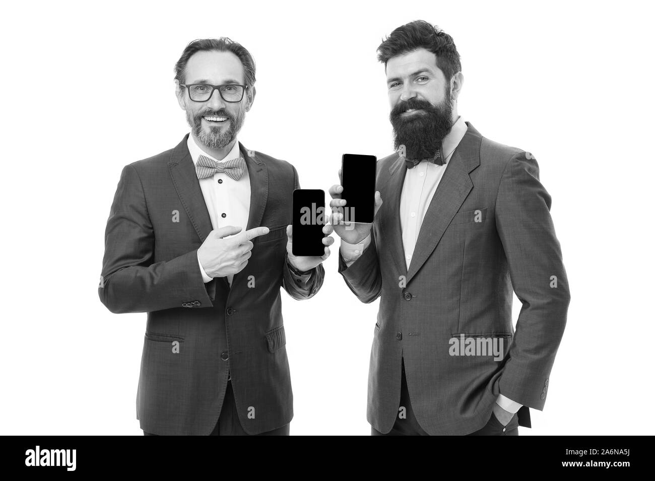 Download für App Update. Geschäftsreisende nutzen die Vorteile der modernen Technologie. Verfolgung finanzieller Indikatoren online. Mobile Smartphone. Kaufen und Verkaufen online. Online Banking Service Konzept. Stockfoto