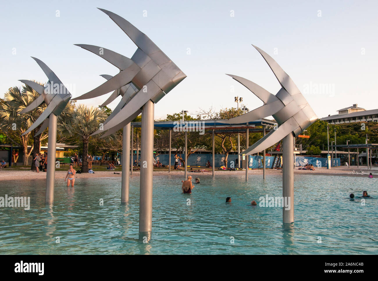 Die Lagoon Pool auf Cairns Esplanade bietet das ganze Jahr eine sichere, Schwimmen von stingers und Krokodile. North Queensland, Australien Stockfoto