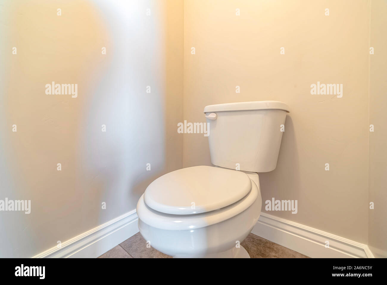 Weiß Wc und eine Zisterne in einem Badezimmer Stockfoto