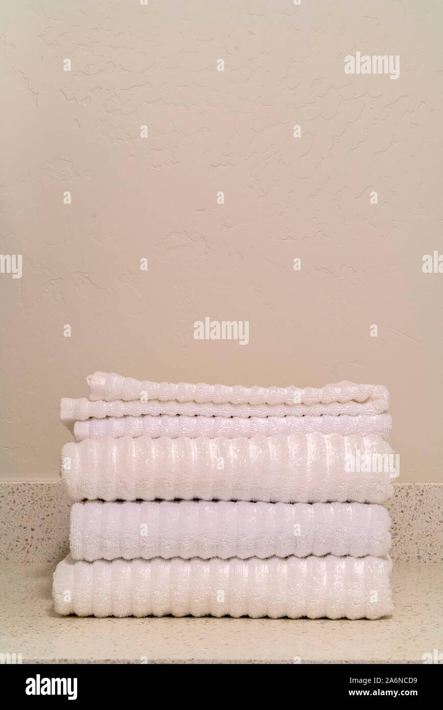 Stapel gefalteter Reinigen weiche, weiße Handtücher Stockfoto