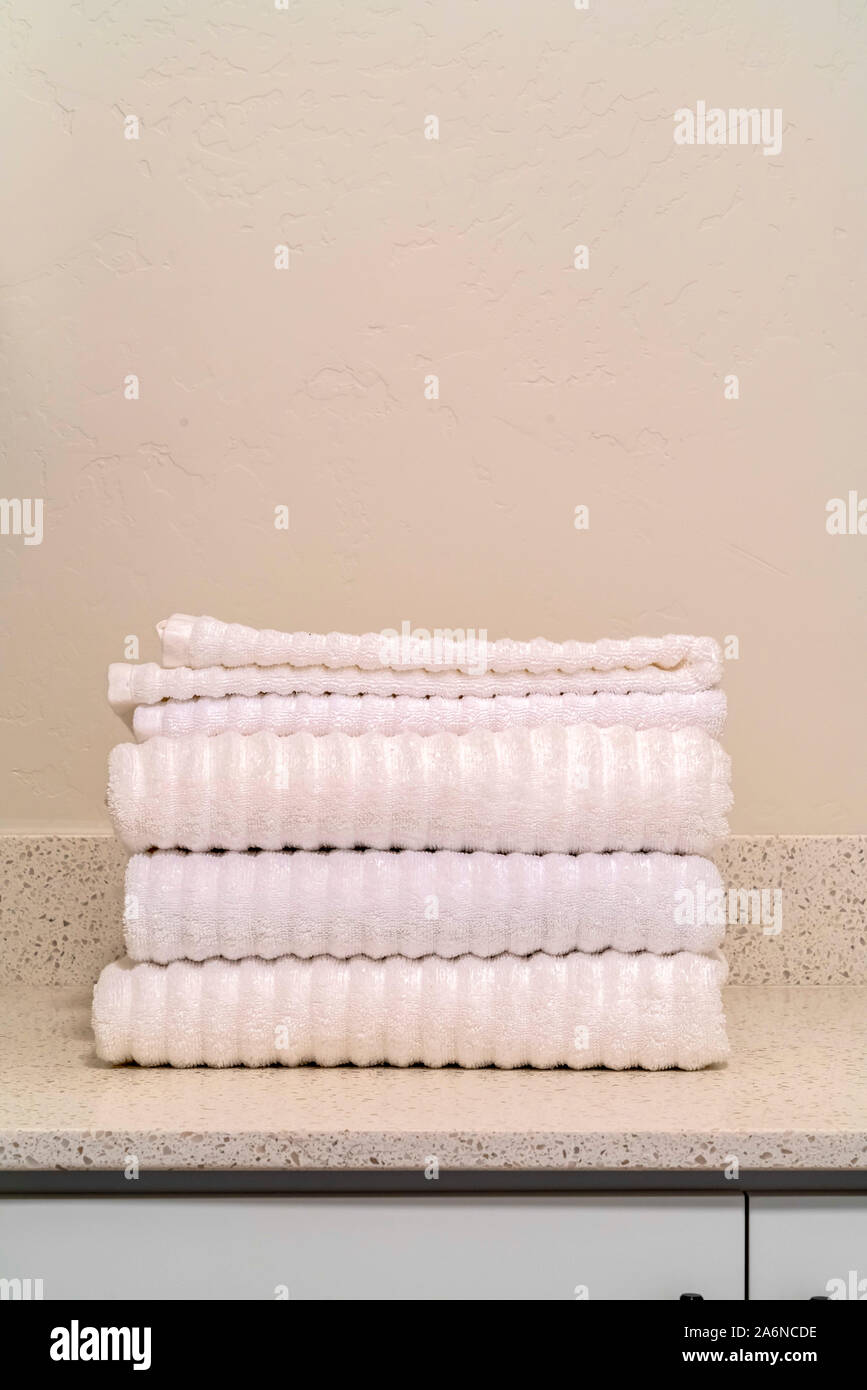 Stapel von sauberen weißen gerippten Handtücher im Badezimmer Stockfoto