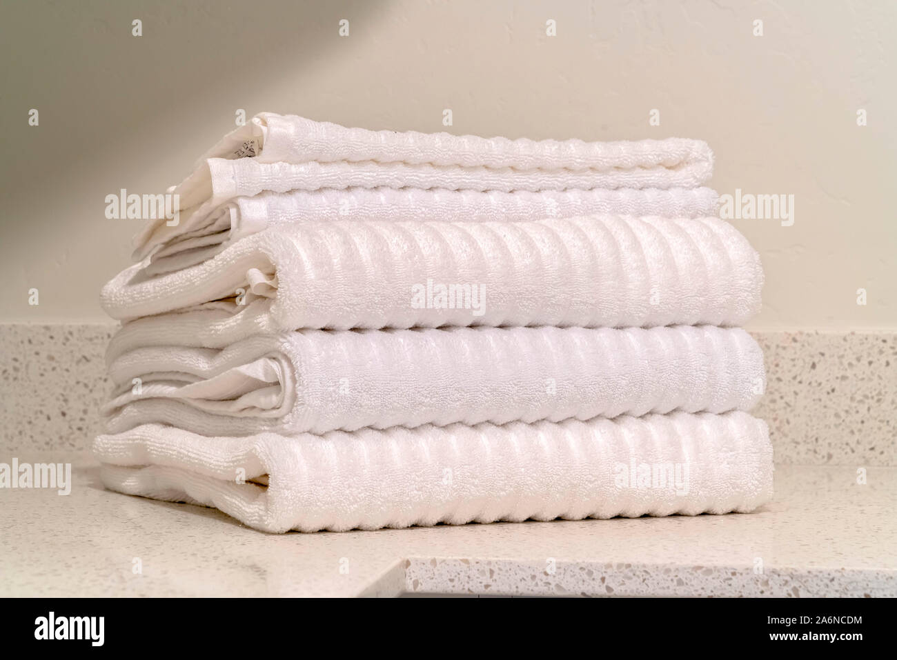 Stapel sauber saugfähigen gerippte Handtücher aus Baumwolle Stockfoto