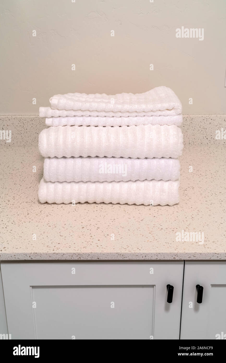 Satz akkurat gefaltete sauberen weißen gerippten Handtücher Stockfoto