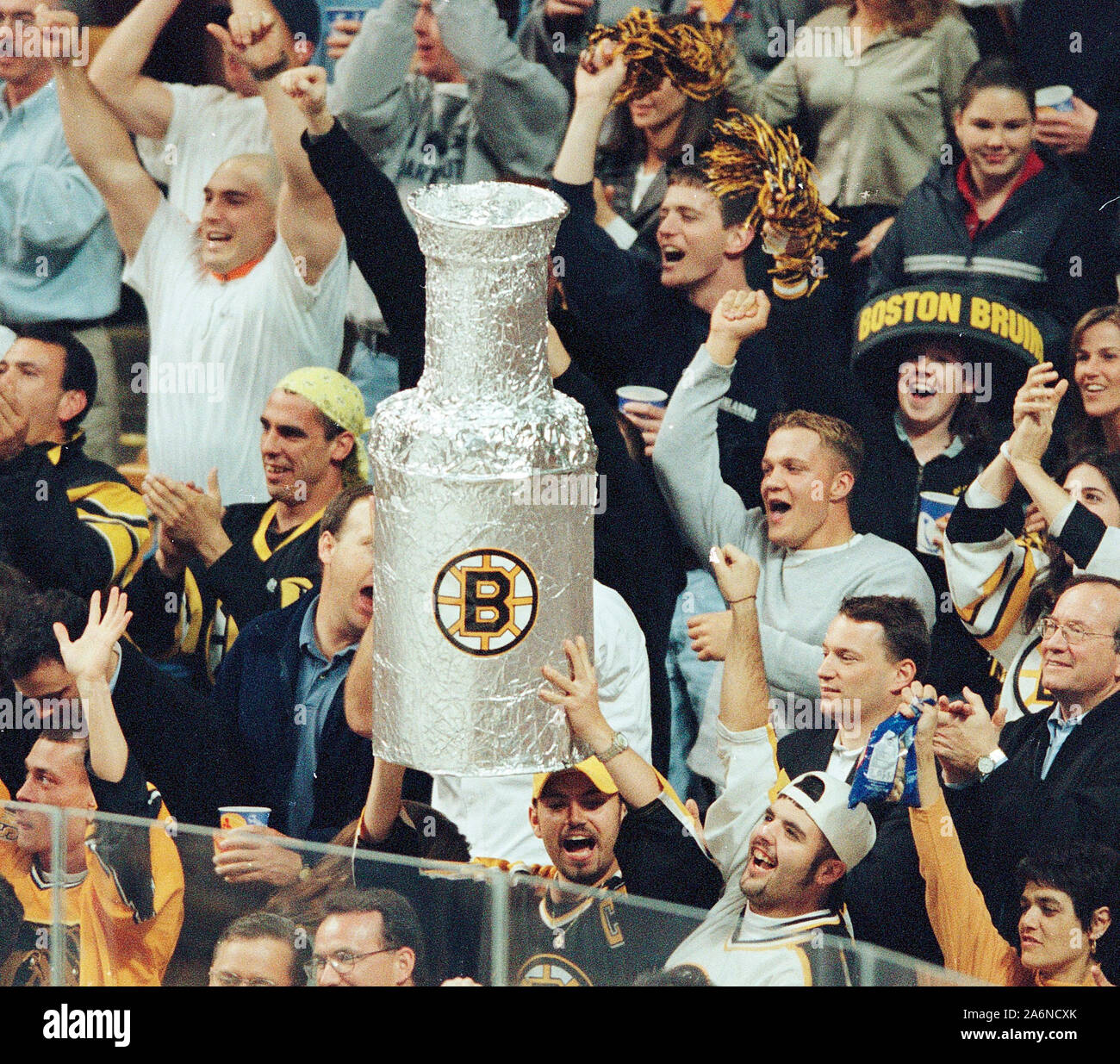 Benutzer/billb/picturesBoston Bruins Fans während eines Spiels zwischen den Bruins und der Buffalo Sabres im Fleet Center in Boston, Ma USA reagieren können 6,1999 Foto von Bill belknap Stockfoto