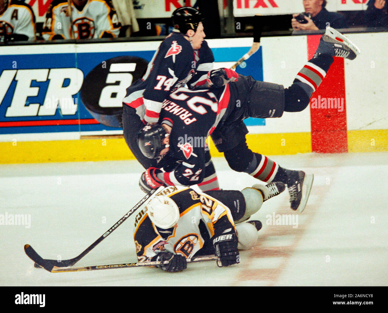 Boston Bruins #12 Dimitri Kristich von Buffalo Sabres #22 Wayne Primeau an der Fleet Center in Boston, Ma USA Kann überprüft, 6,1999 Foto von Bill Belknap Stockfoto