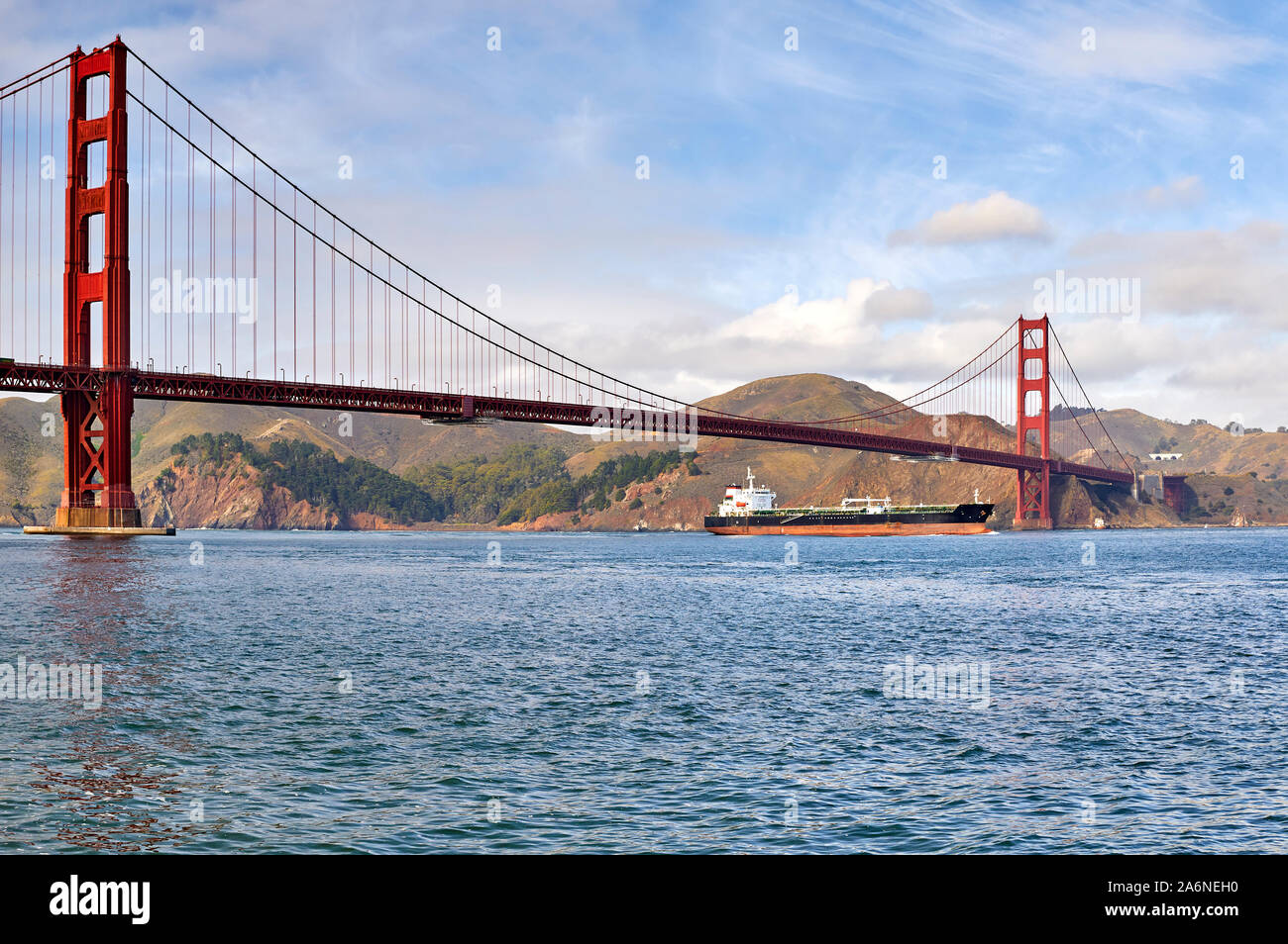 Atemberaubende Golden Gate Bridge San Francisco Ocean Küstenlinie blauer Himmel Schiff Stockfoto